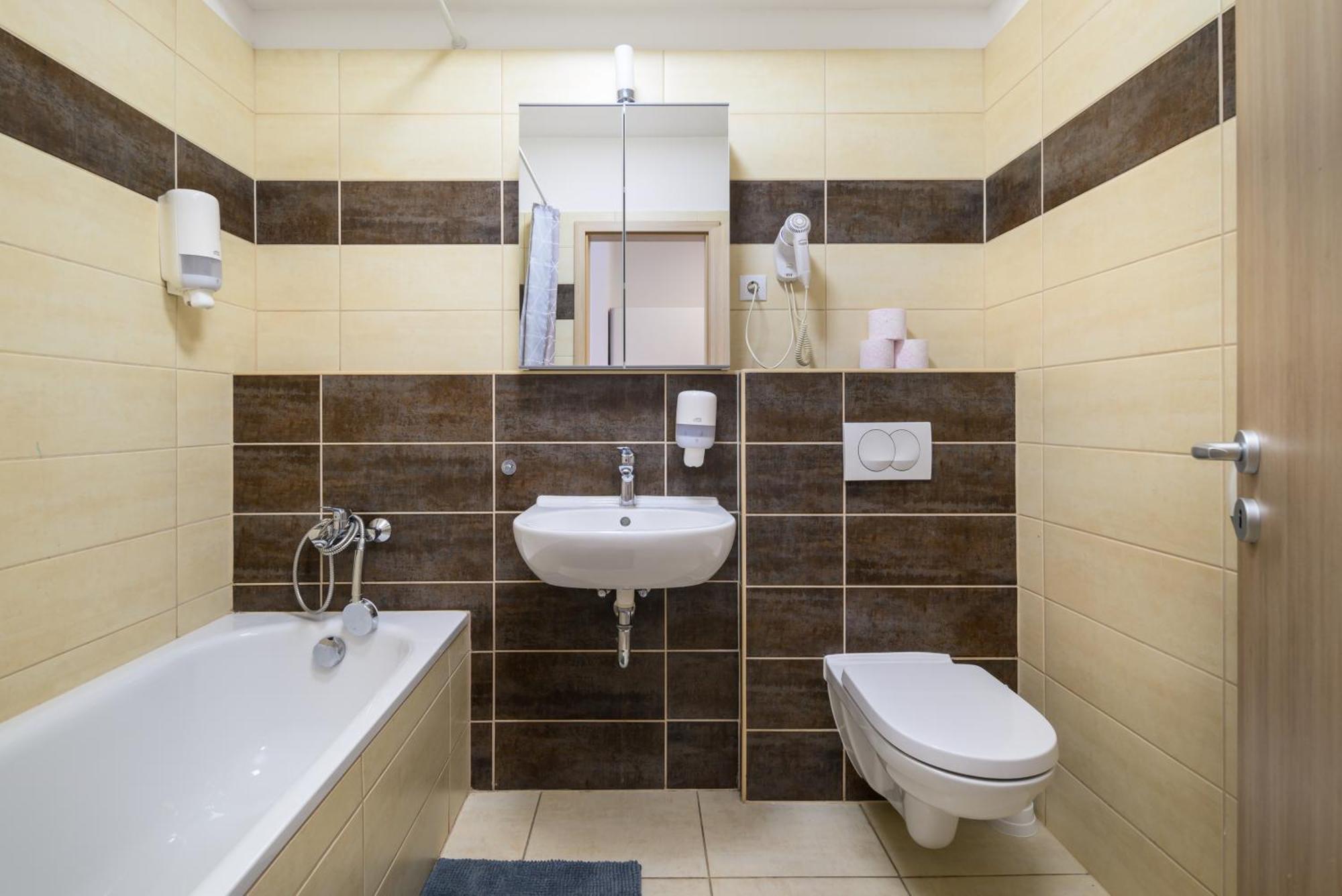 בודפשט Atrium Residence Deluxe Suite-Free Parking Garage Same Building מראה חיצוני תמונה
